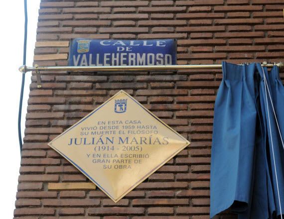 Placa en homenaje a Julián Marías